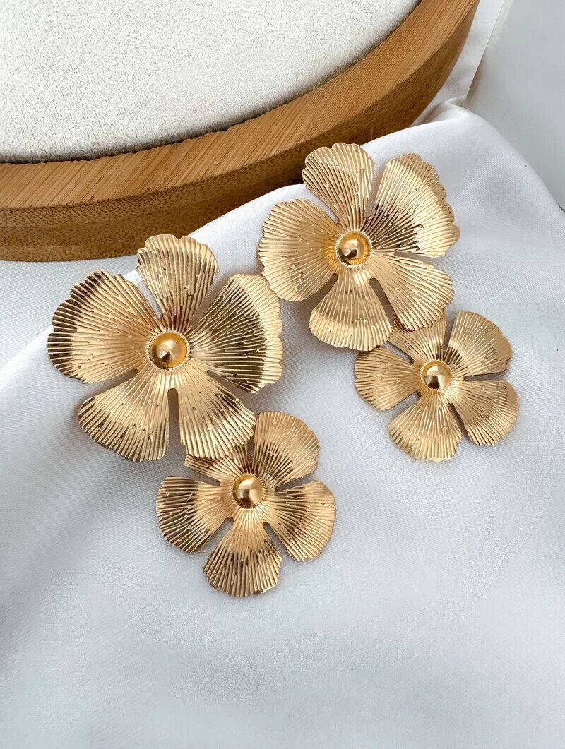 Brinco Folheado a Prata Flor Dupla Texturizada