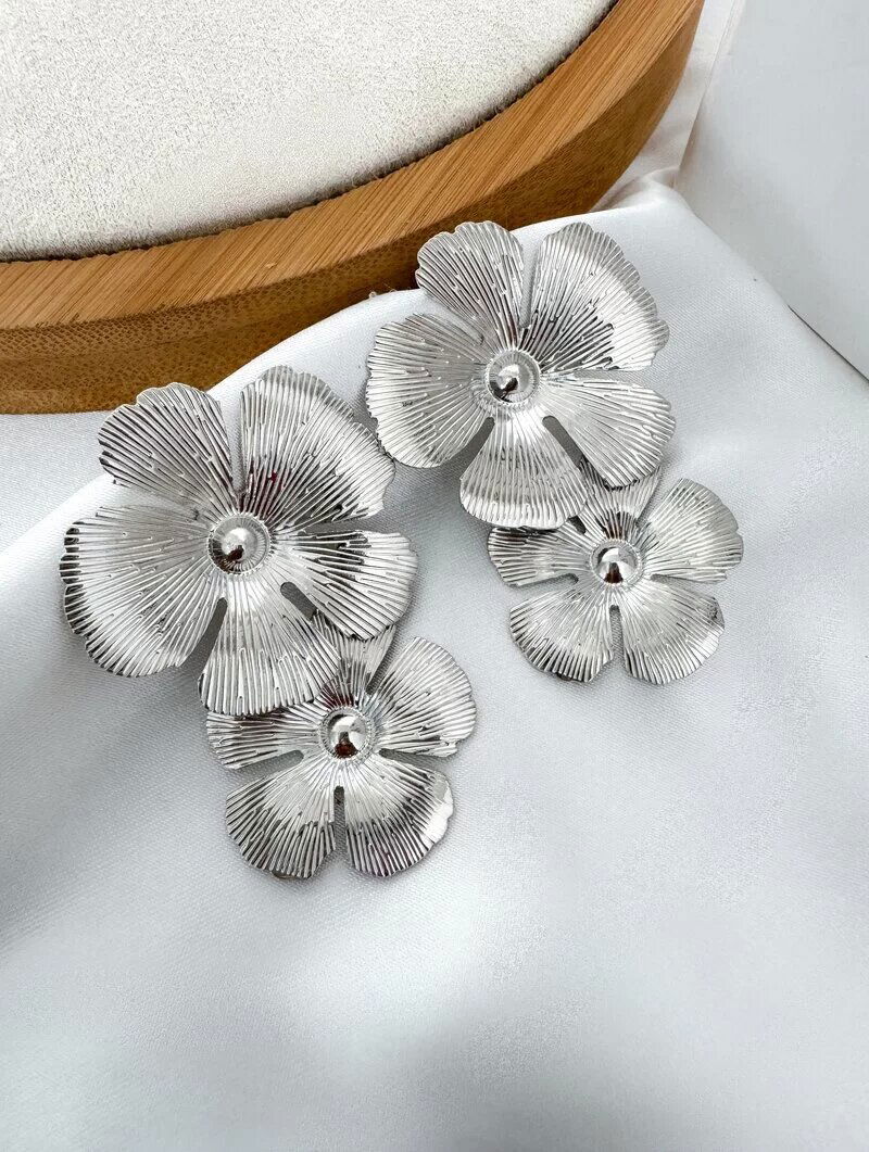 Brinco Folheado a Prata Flor Dupla Texturizada