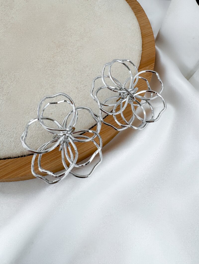 Brinco Folheado a Ouro 18k e Prata Flor Fios Vazados