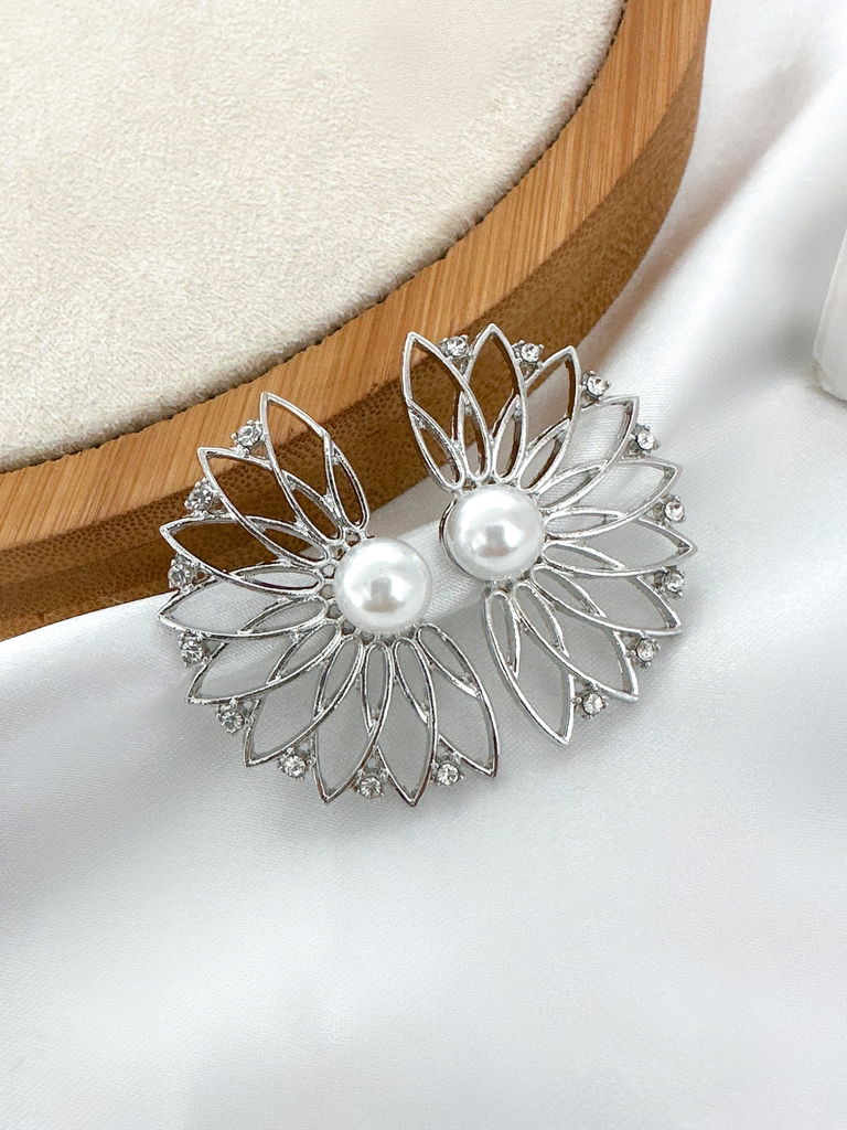 brinco folheado a ouro 18k e prata flor lateral com pontos de luz e pérola central