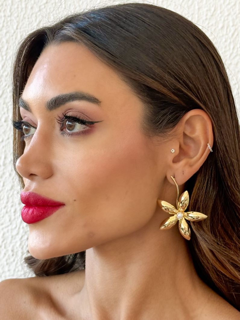 Brinco Folheado a Ouro 18k e Prata Flor Lisa com Perola