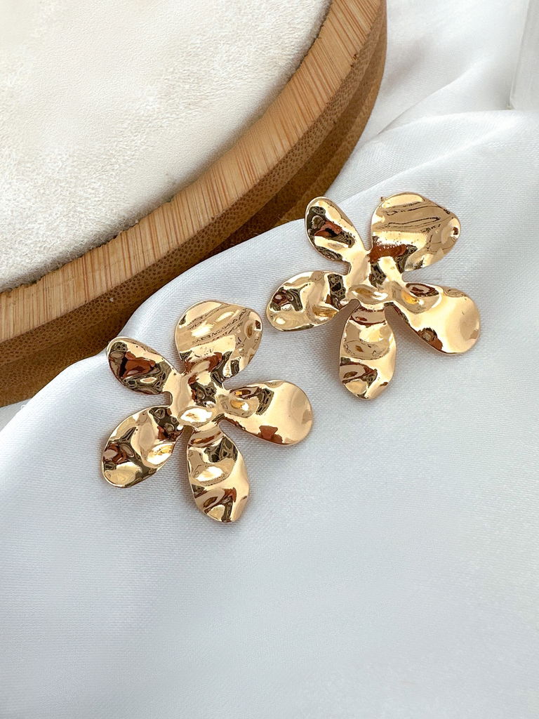 brinco folheado a ouro 18k e prata flor martelada