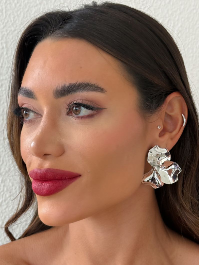 Brinco Folheado a Ouro 18k e Prata Flor Martelada
