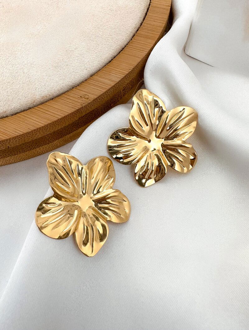 Brinco Folheado a Ouro 18k e Prata Flor Martelada Cinco Pétalas