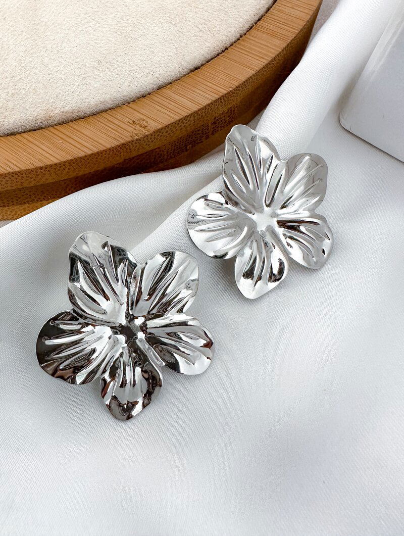 Brinco Folheado a Ouro 18k e Prata Flor Martelada Cinco Pétalas