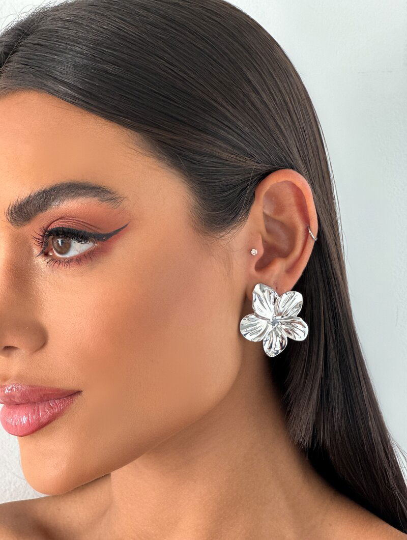 Brinco Folheado a Ouro 18k e Prata Flor Martelada Cinco Pétalas