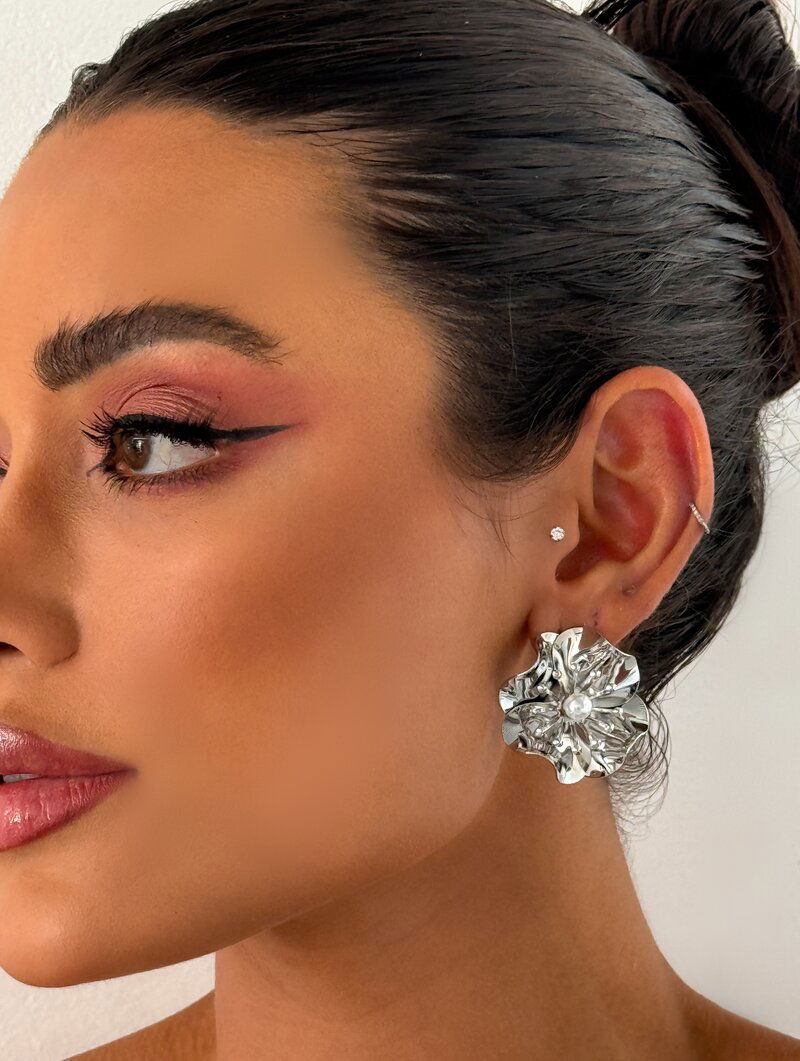 Brinco Folheado a Ouro 18k e Prata Flor Martelada com Pérola