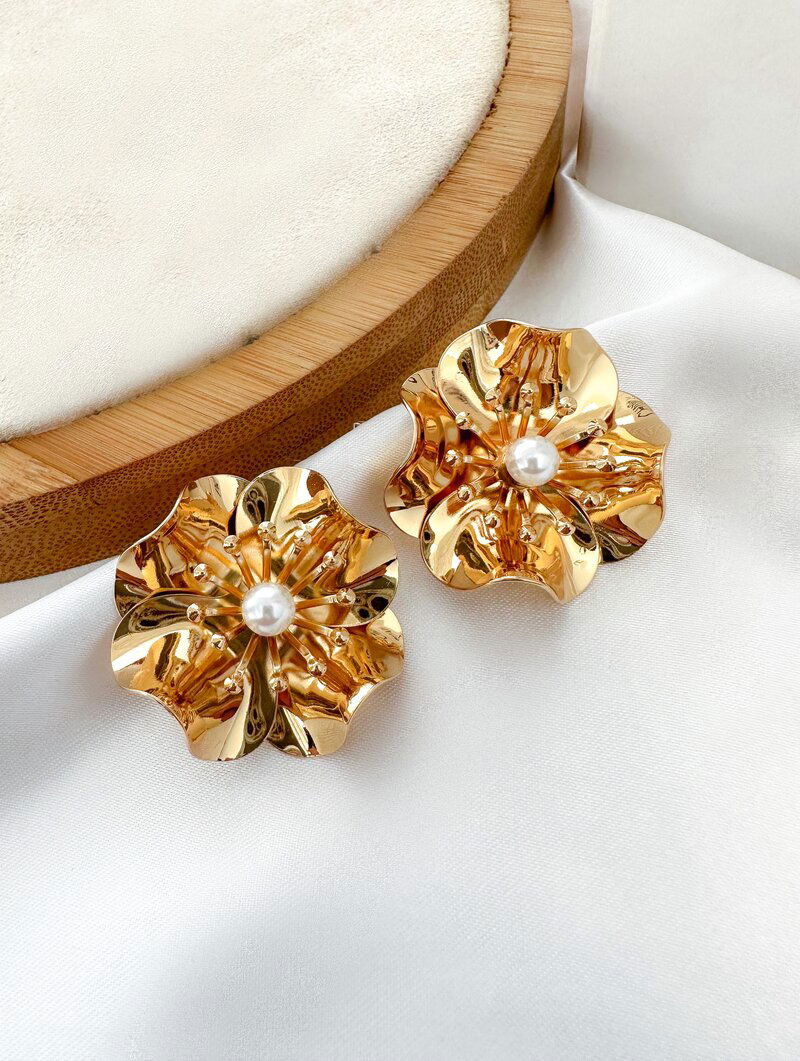 brinco folheado a ouro 18k e prata flor martelada com pérola central