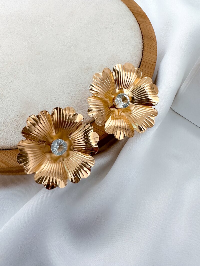 Brinco Folheado a Ouro 18k e Prata Flor Martelada com Zircônia