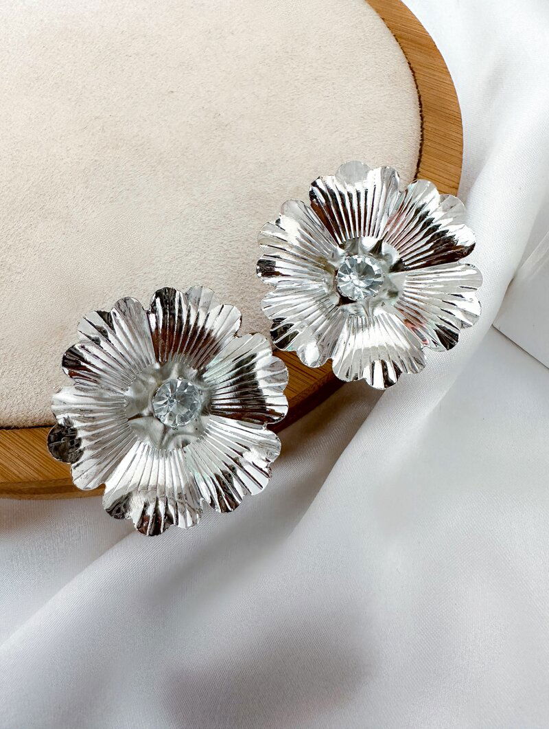 Brinco Folheado a Ouro 18k e Prata Flor Martelada com Zircônia