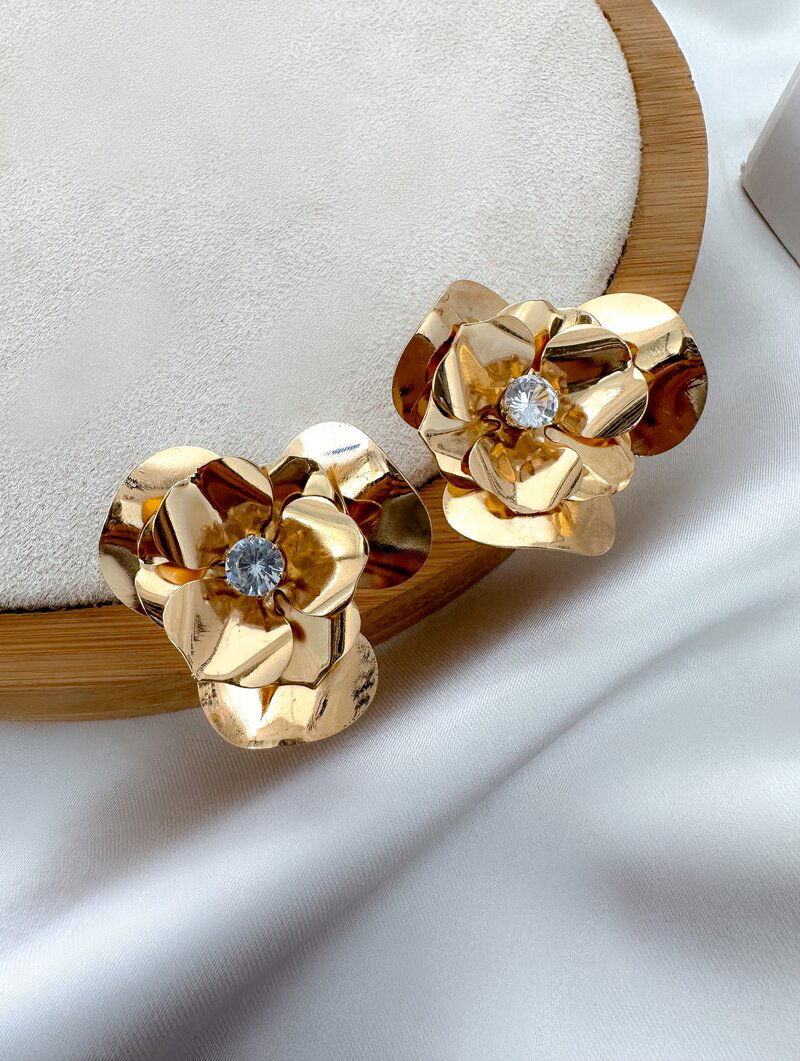 Brinco Folheado a Ouro 18k e Prata Flor Martelada com Zircônia Central