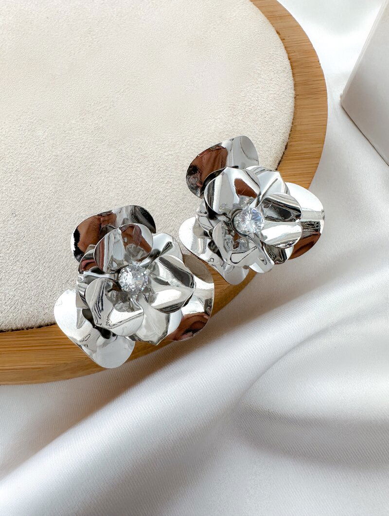 Brinco Folheado a Ouro 18k e Prata Flor Martelada com Zircônia Central
