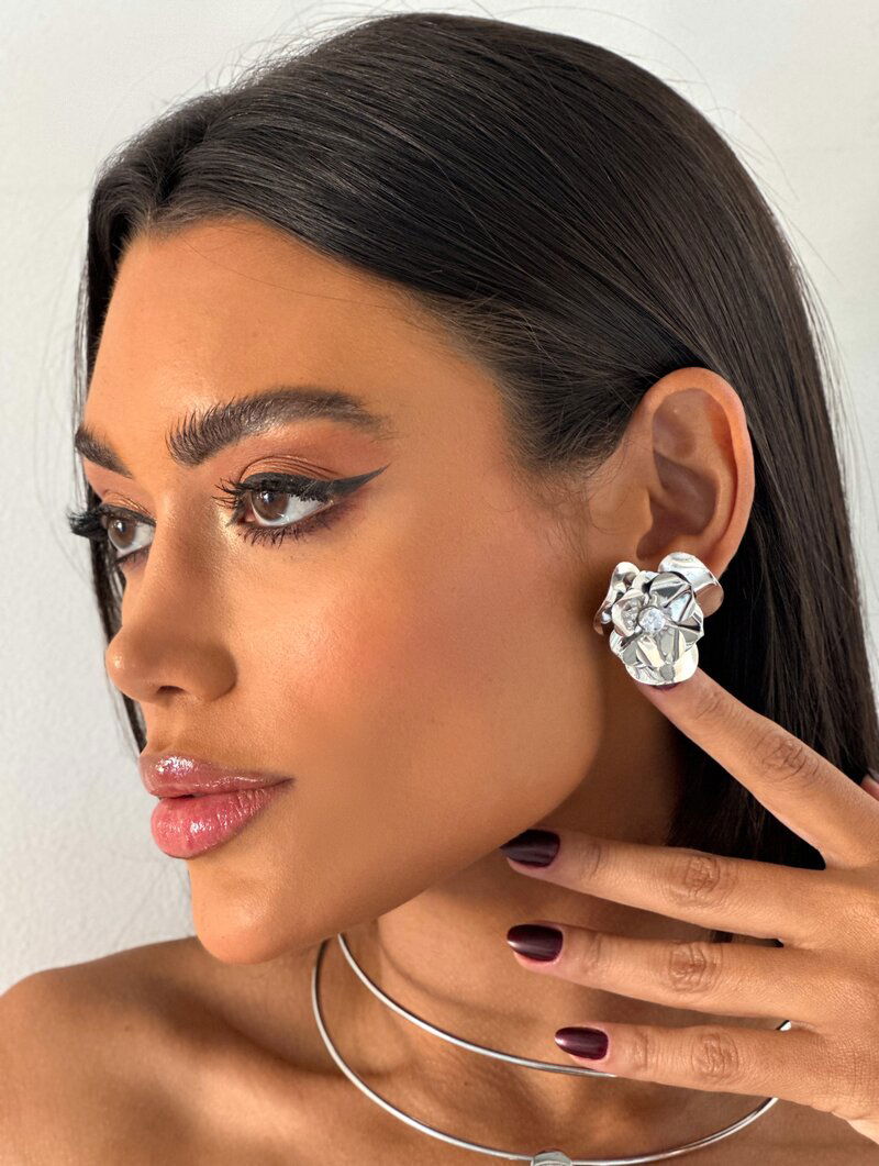 Brinco Folheado a Ouro 18k e Prata Flor Martelada com Zircônia Central
