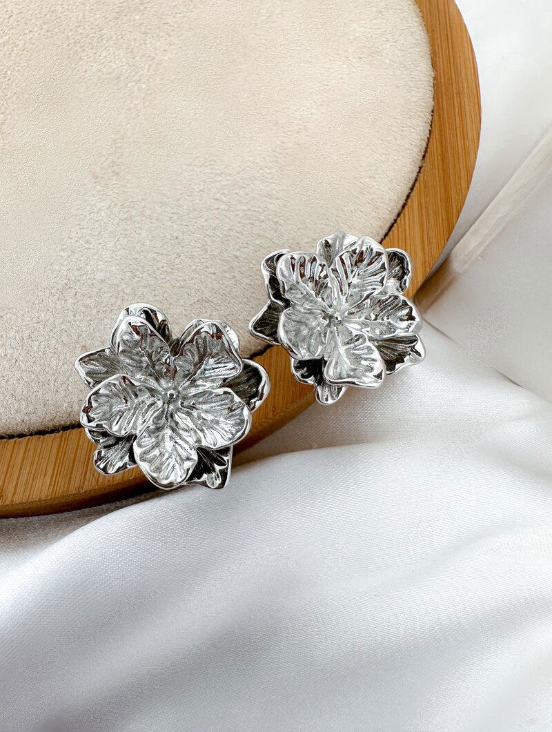 Brinco Folheado a Ouro 18k e Prata Flor Martelada Duas Camadas