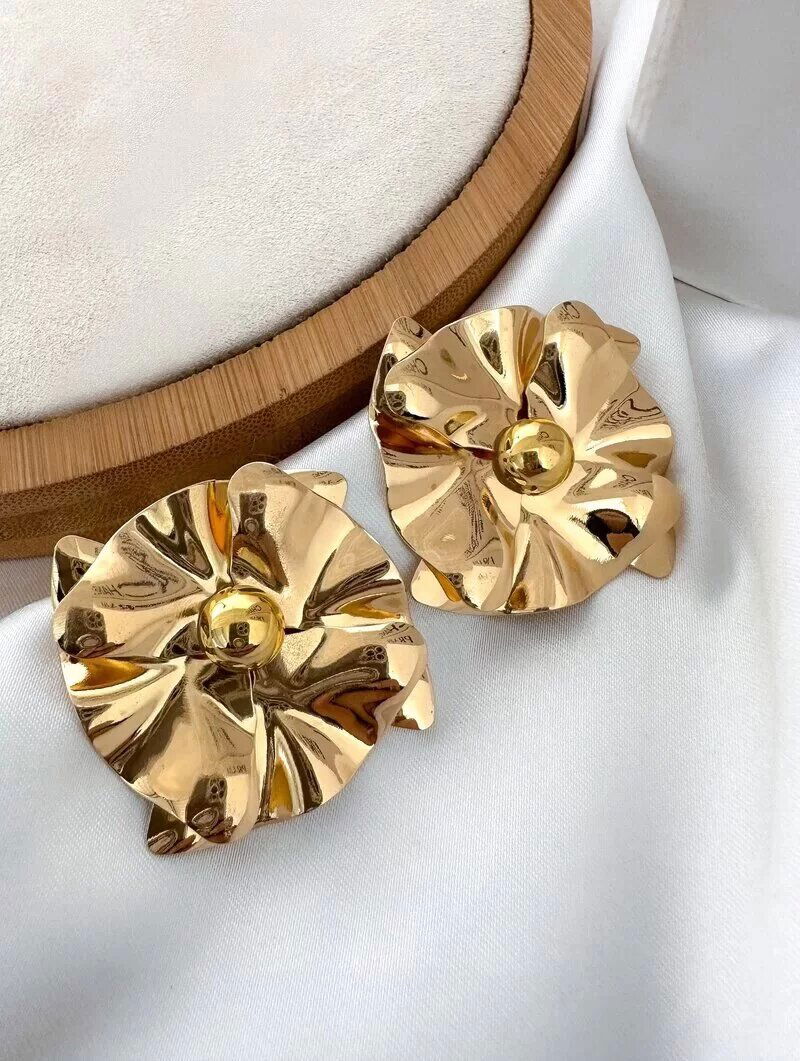 Brinco Folheado a Ouro 18k e Prata Flor Martelada Lisa