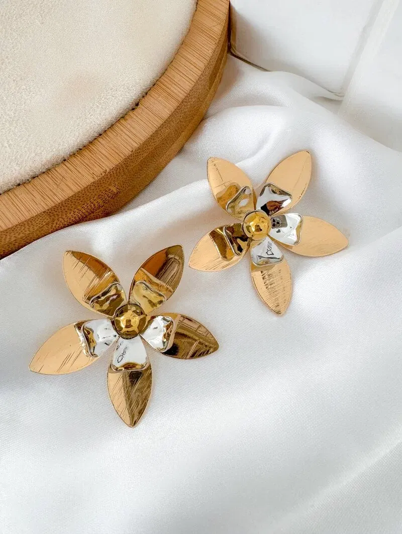 Brinco Folheado a Ouro 18k e Prata Flor Mix Banho