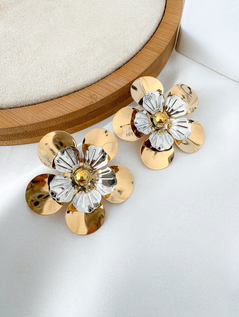 Brinco Folheado a Ouro 18k e Prata Flor Mix Banho Duas Camadas