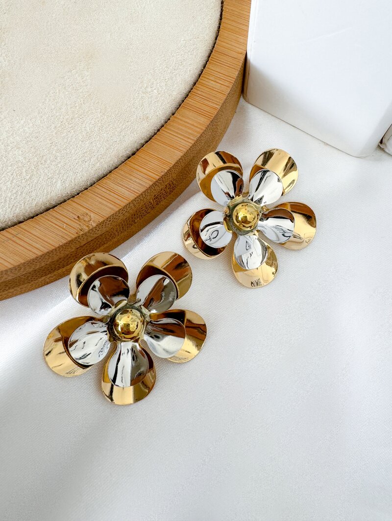 Brinco Folheado a Ouro 18k e Prata Flor Nove Pétalas Lisas Mix Banho