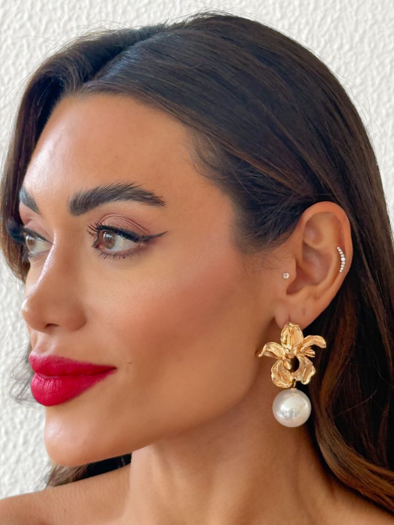 Brinco Folheado a Ouro 18k e Prata Flor Organica com Perola
