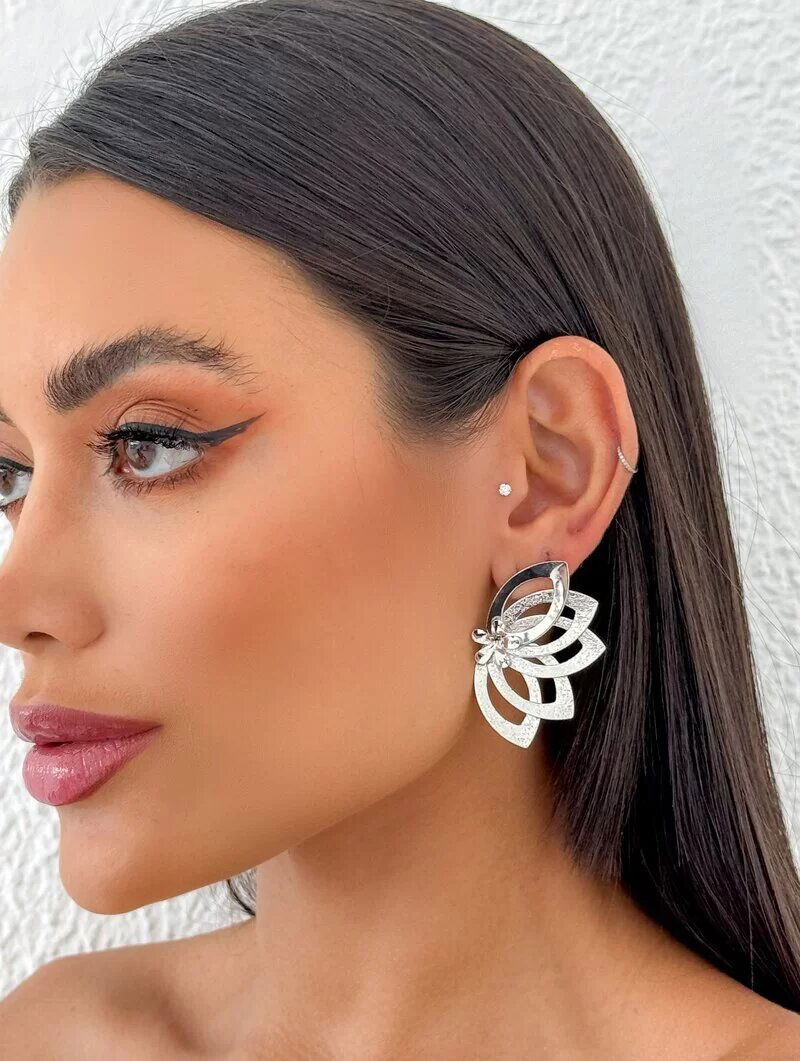 Brinco Folheado a Ouro 18k e Prata Flor Perfil Cinco Pétalas