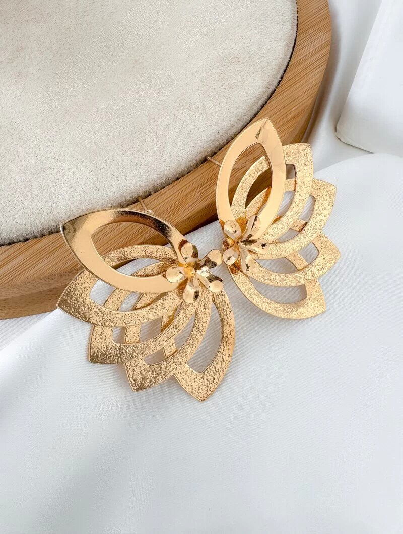 Brinco Folheado a Ouro 18k e Prata Flor Perfil Cinco Pétalas