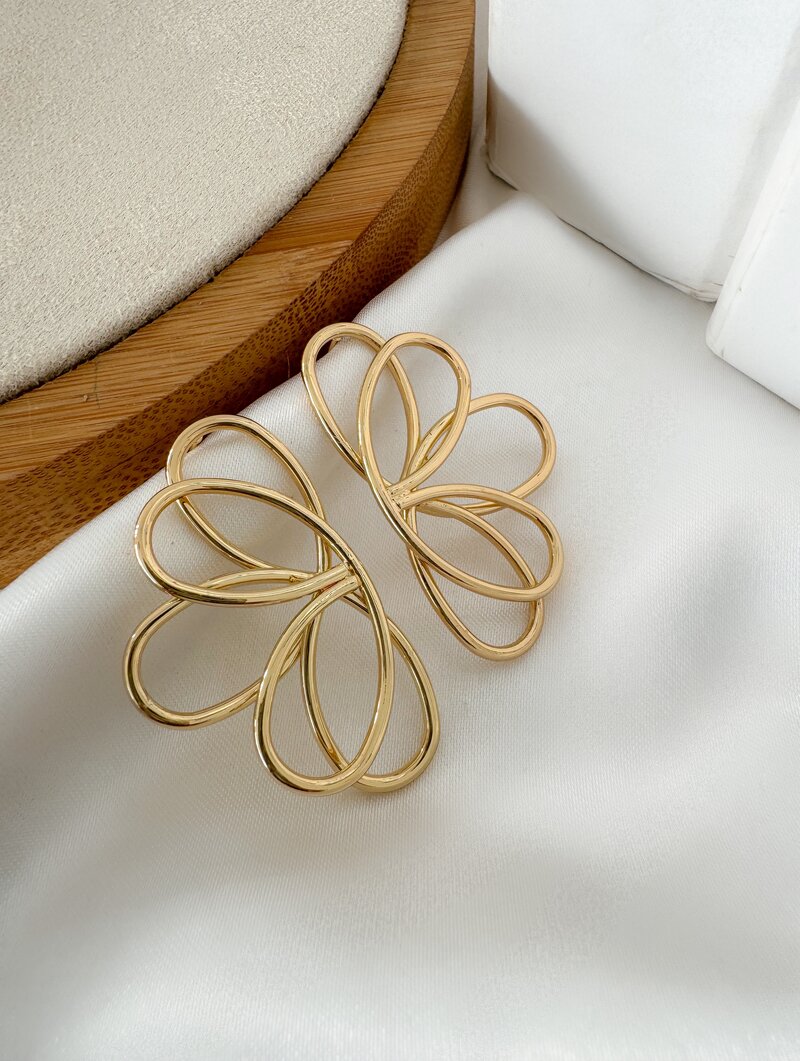 Brinco Folheado a Ouro 18k e Prata Flor Perfil Cinco Pétalas Vazadas