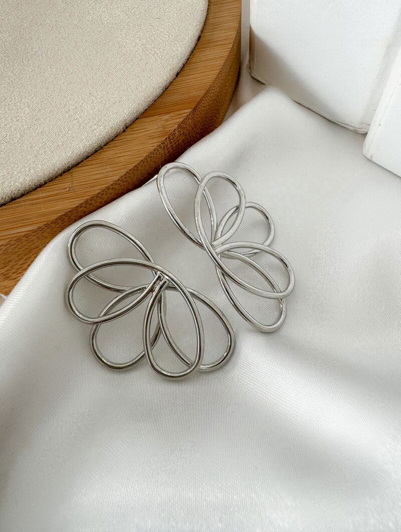 Brinco Folheado a Ouro 18k e Prata Flor Perfil Cinco Pétalas Vazadas