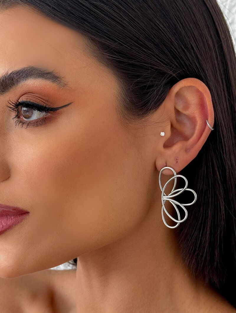 Brinco Folheado a Ouro 18k e Prata Flor Perfil Cinco Pétalas Vazadas