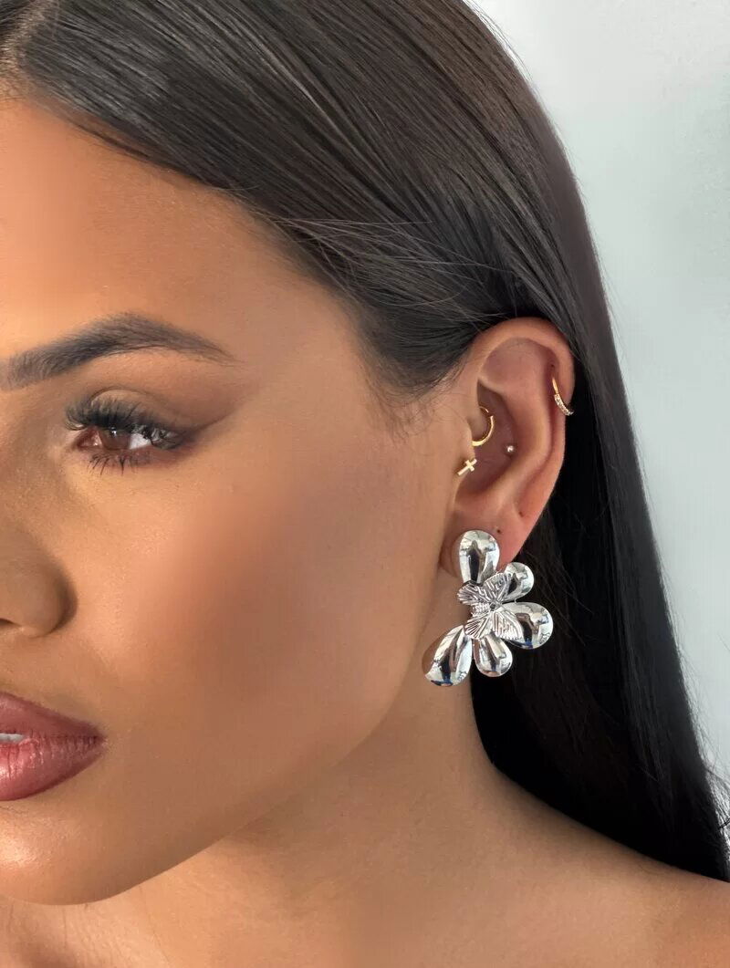 Brinco Folheado a Ouro 18K e Prata Flor Perfil com Borboleta