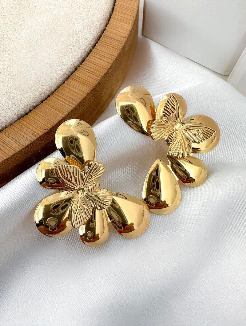 Brinco Folheado a Ouro 18K e Prata Flor Perfil com Borboleta