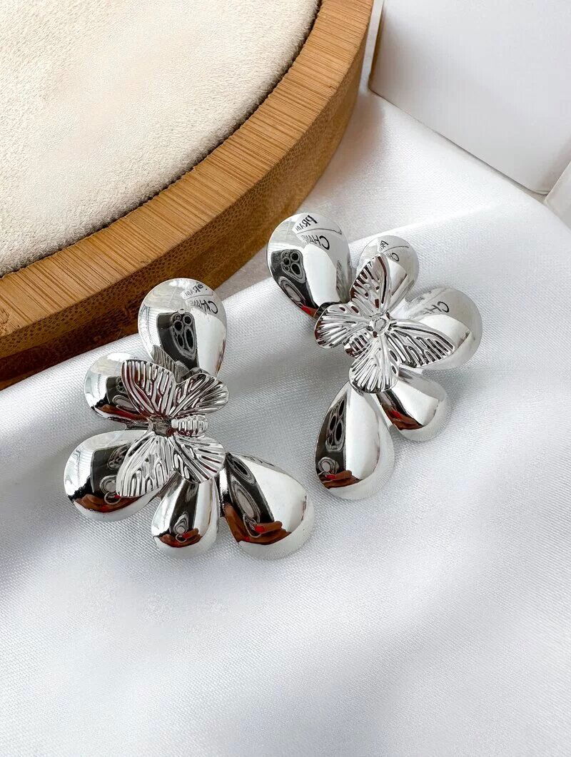 Brinco Folheado a Ouro 18K e Prata Flor Perfil com Borboleta