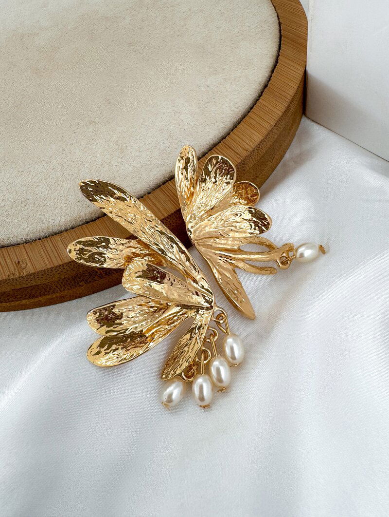 Brinco Folheado a Ouro 18k e Prata Flor Perfil com Pérolas