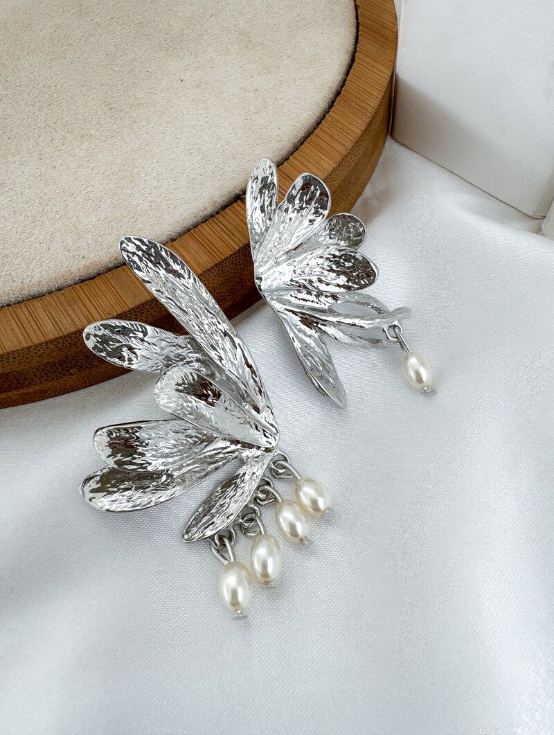 Brinco Folheado a Ouro 18k e Prata Flor Perfil com Pérolas