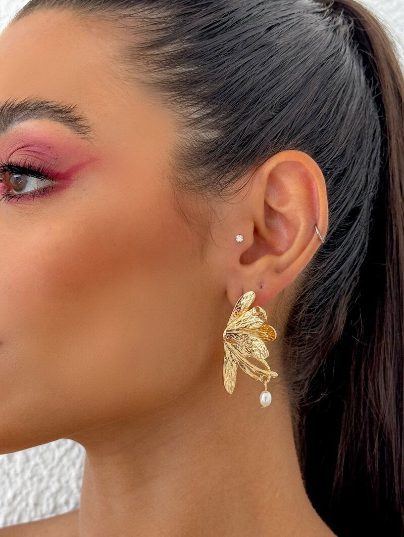 Brinco Folheado a Ouro 18k e Prata Flor Perfil com Pérolas