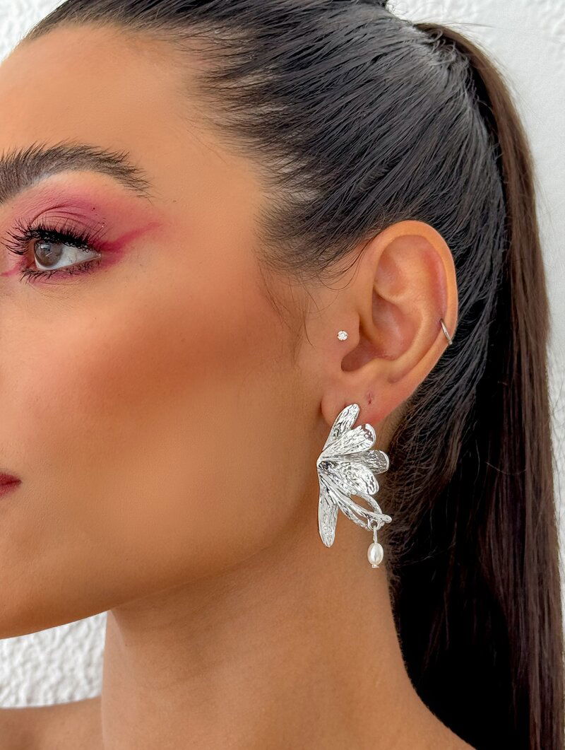 Brinco Folheado a Ouro 18k e Prata Flor Perfil com Pérolas
