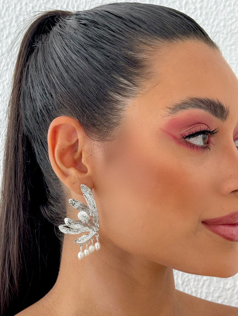 Brinco Folheado a Ouro 18k e Prata Flor Perfil com Pérolas