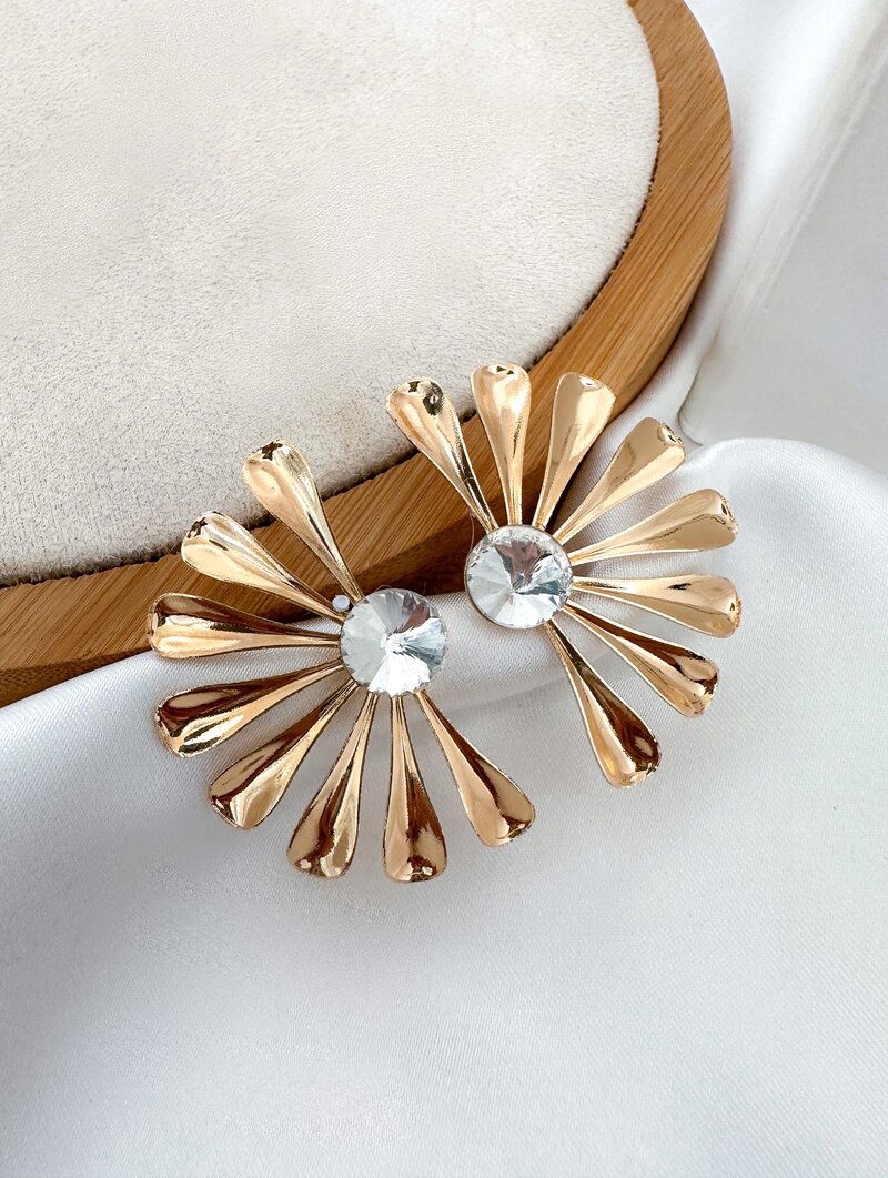 Brinco Folheado a Ouro 18k e Prata Flor Perfil com Zircônia Central