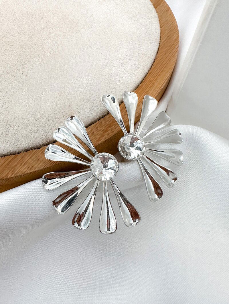 Brinco Folheado a Ouro 18k e Prata Flor Perfil com Zircônia Central