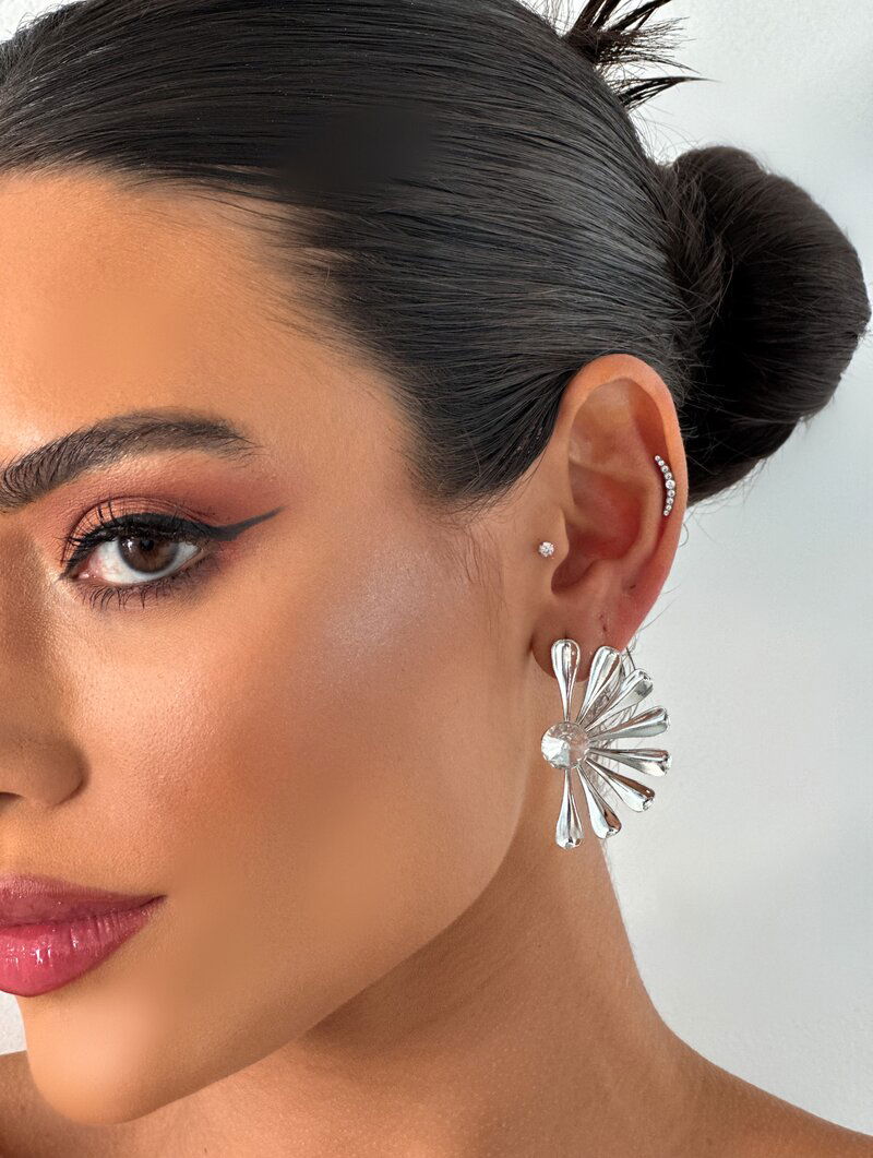 Brinco Folheado a Ouro 18k e Prata Flor Perfil com Zircônia Central