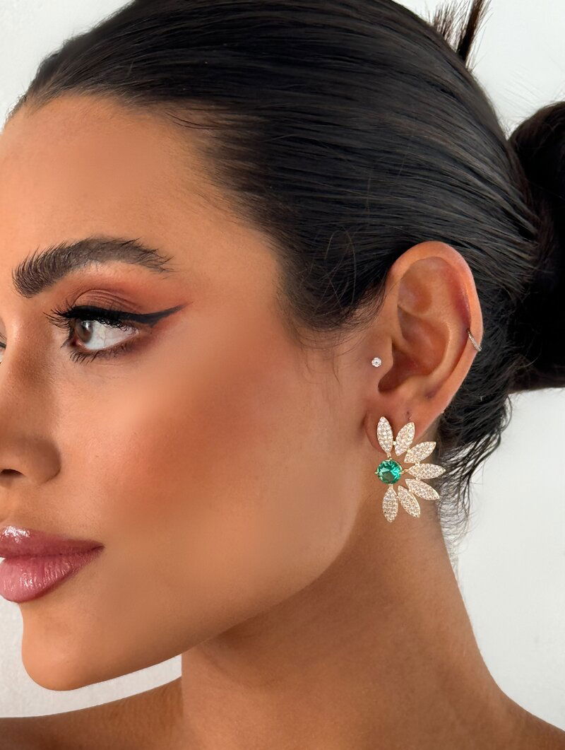 Brinco Folheado a Ouro 18k e Prata Flor Perfil Cravejada com Zircônia