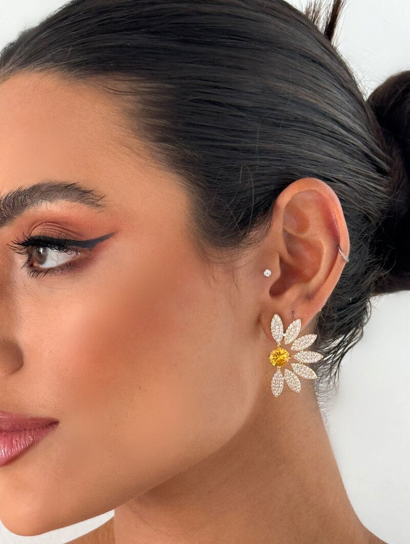 Brinco Folheado a Ouro 18k e Prata Flor Perfil Cravejada com Zircônia
