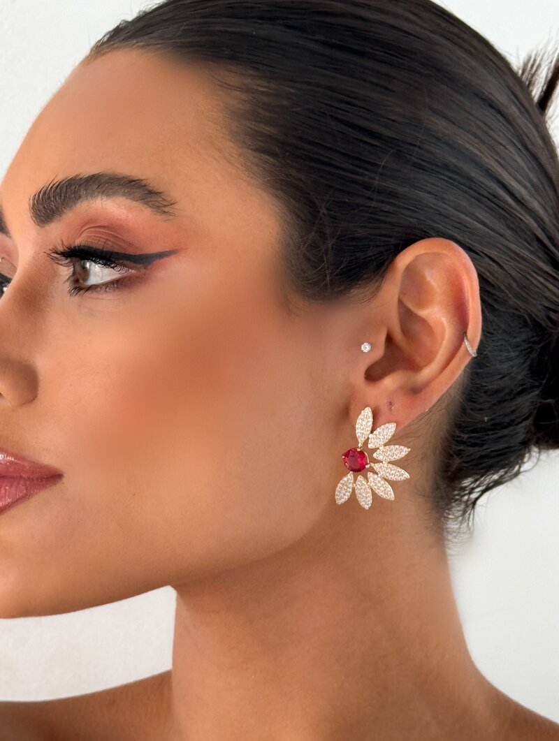 Brinco Folheado a Ouro 18k e Prata Flor Perfil Cravejada com Zircônia