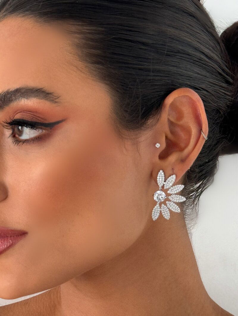 Brinco Folheado a Ouro 18k e Prata Flor Perfil Cravejada com Zircônia