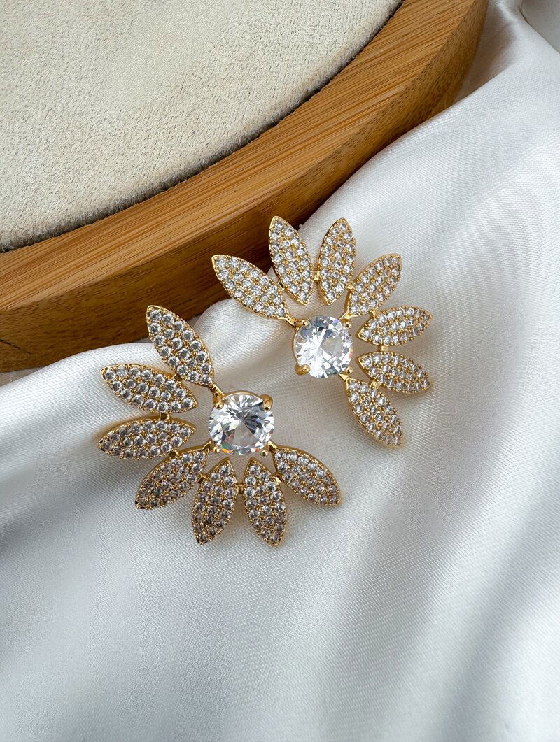 Brinco Folheado a Ouro 18k e Prata Flor Perfil Cravejada com Zircônia