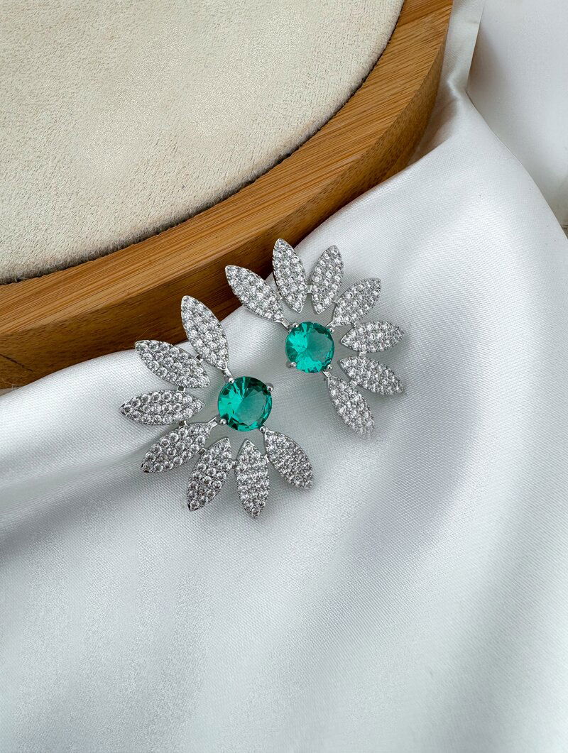 Brinco Folheado a Ouro 18k e Prata Flor Perfil Cravejada com Zircônia