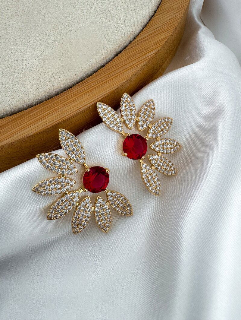 Brinco Folheado a Ouro 18k e Prata Flor Perfil Cravejada com Zircônia