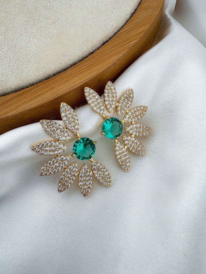 Brinco Folheado a Ouro 18k e Prata Flor Perfil Cravejada com Zircônia