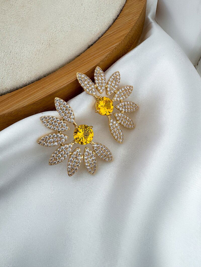 Brinco Folheado a Ouro 18k e Prata Flor Perfil Cravejada com Zircônia