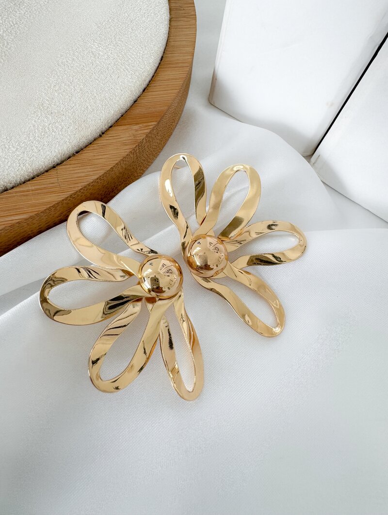 Brinco Folheado a Ouro 18k e Prata Flor Perfil Pétalas Vazadas