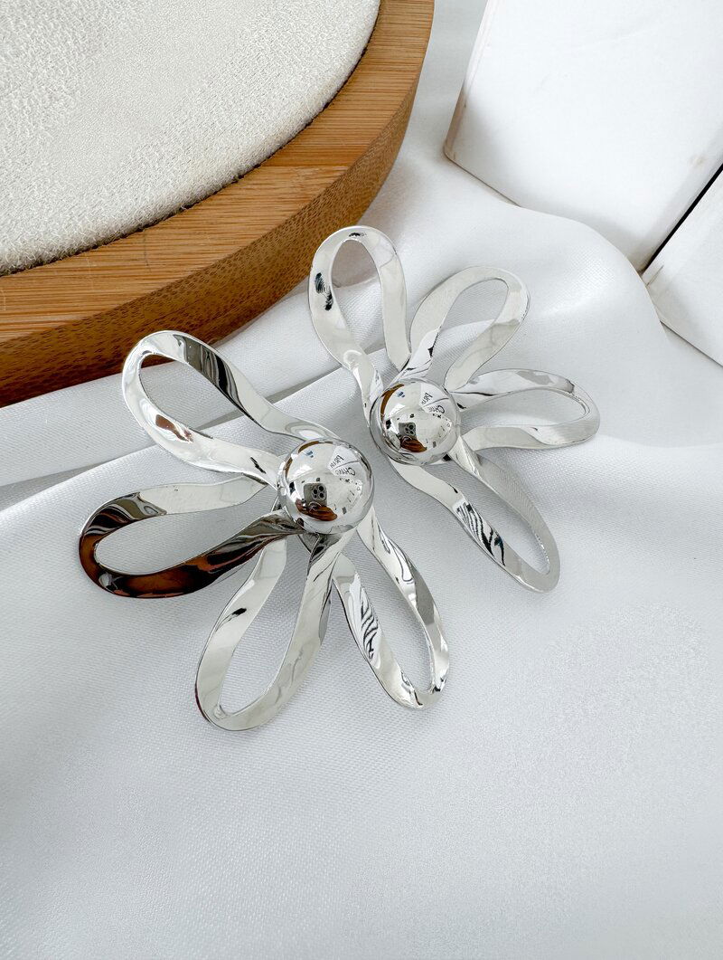 Brinco Folheado a Ouro 18k e Prata Flor Perfil Pétalas Vazadas